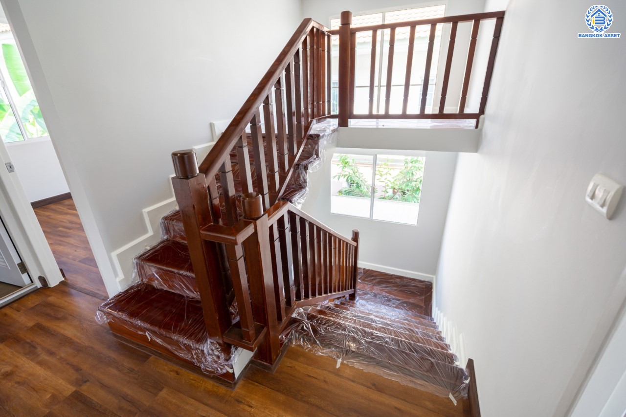 บ้านมือสองตกแต่งใหม่ ม.ภัสสร7 บางบัวทอง ติดถนนเมน! เนื้อที่ 59.3 ตร.ว. ฟังก์ชัน 3 ห้องนอน 3 ห้องน้ำ จอดรถได้ 2 คัน บนทำเลเดินทางสะดวก ติดถนนใหญ่ เพียง 400 ม. จากรถไฟฟ้าสถานีบางพลู ใกล้เซ็นทรัลเวสต์เกต